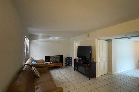 Townhouse in North Lauderdale, Florida 3 bedrooms, 139.91 sq.m. № 1047682 - photo 9