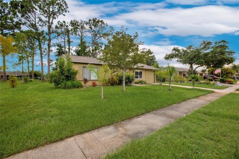 Villa ou maison à vendre à North Port, Floride: 2 chambres, 84.73 m2 № 1307237 - photo 6