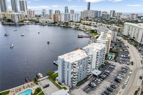 Condo in Hallandale Beach, Florida, 2 bedrooms  № 1345098 - photo 4