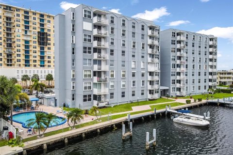 Condominio en venta en Hallandale Beach, Florida, 2 dormitorios, 96.15 m2 № 1345098 - foto 25