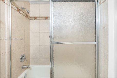 Copropriété à vendre à Hallandale Beach, Floride: 2 chambres, 96.15 m2 № 1345098 - photo 16