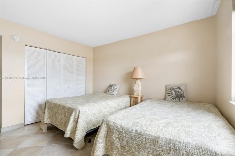 Condo in Hallandale Beach, Florida, 2 bedrooms  № 1345098 - photo 18