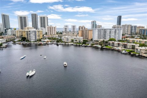 Condo in Hallandale Beach, Florida, 2 bedrooms  № 1345098 - photo 23