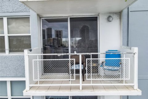 Condo in Hallandale Beach, Florida, 2 bedrooms  № 1345098 - photo 24