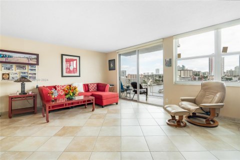 Condo in Hallandale Beach, Florida, 2 bedrooms  № 1345098 - photo 6