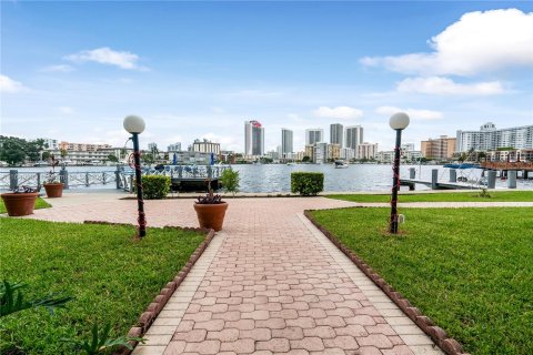 Copropriété à vendre à Hallandale Beach, Floride: 2 chambres, 96.15 m2 № 1345098 - photo 27