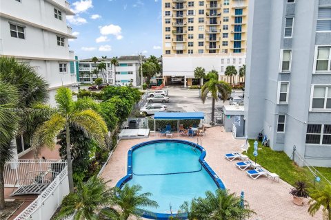 Condo in Hallandale Beach, Florida, 2 bedrooms  № 1345098 - photo 28