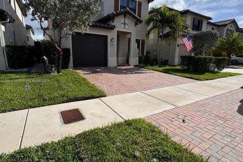 Casa en alquiler en Hialeah, Florida, 4 dormitorios, 226.03 m2 № 1345140 - foto 3