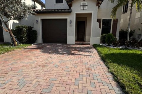 Casa en alquiler en Hialeah, Florida, 4 dormitorios, 226.03 m2 № 1345140 - foto 1