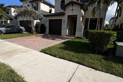 Villa ou maison à louer à Hialeah, Floride: 4 chambres, 226.03 m2 № 1345140 - photo 2