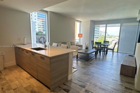 Condominio en alquiler en Miami, Florida, 1 dormitorio, 72.19 m2 № 1345099 - foto 3