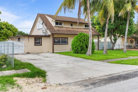 Villa ou maison à vendre à Miami, Floride: 4 chambres, 188.68 m2 № 1347849 - photo 3