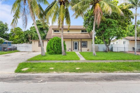 House in Miami, Florida 4 bedrooms, 188.68 sq.m. № 1347849 - photo 1