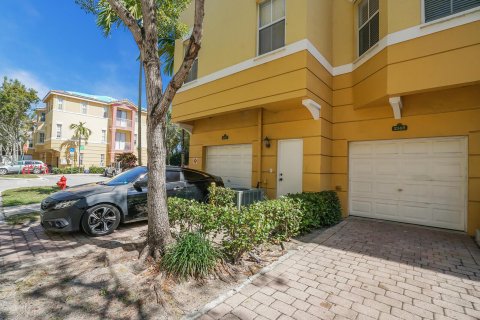 Townhouse in Royal Palm Beach, Florida 3 bedrooms, 179.49 sq.m. № 1024493 - photo 4