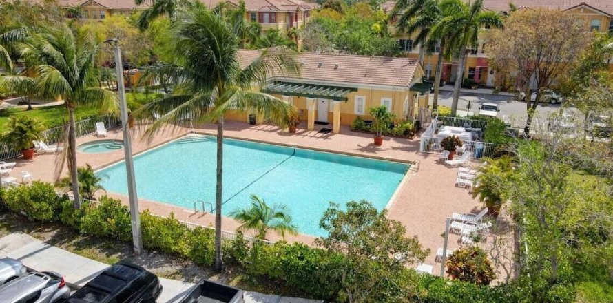 Townhouse in Royal Palm Beach, Florida 3 bedrooms, 179.49 sq.m. № 1024493