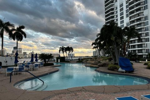 Condominio en venta en Aventura, Florida, 1 dormitorio, 100.61 m2 № 1044596 - foto 11