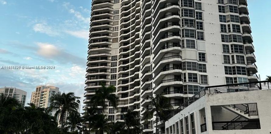 Condominio en Aventura, Florida, 1 dormitorio  № 1044596