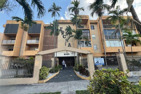 Condominio en venta en Hialeah, Florida, 2 dormitorios, 82.68 m2 № 1058421 - foto 6