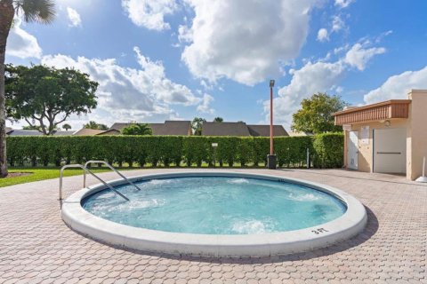 Villa ou maison à vendre à West Palm Beach, Floride: 2 chambres, 122.63 m2 № 1051207 - photo 9