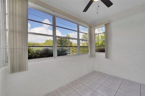 Condo in North Miami Beach, Florida, 2 bedrooms  № 1354589 - photo 18