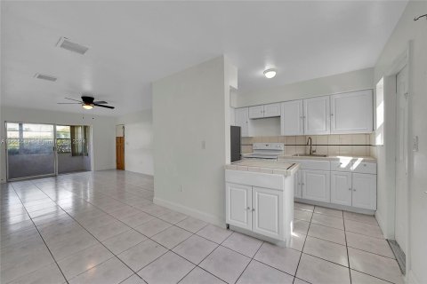 Condo in North Miami Beach, Florida, 2 bedrooms  № 1354589 - photo 9