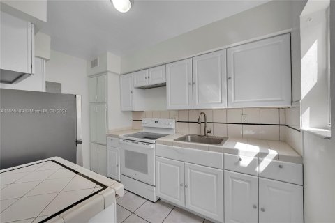 Condo in North Miami Beach, Florida, 2 bedrooms  № 1354589 - photo 12