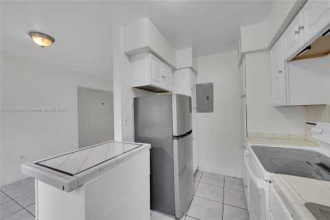 Condo in North Miami Beach, Florida, 2 bedrooms  № 1354589 - photo 13