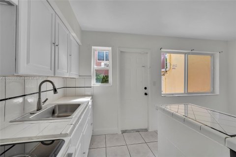 Condo in North Miami Beach, Florida, 2 bedrooms  № 1354589 - photo 11