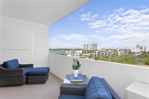 Condominio en venta en Miami Beach, Florida, 1 dormitorio, 79.99 m2 № 1023726 - foto 1