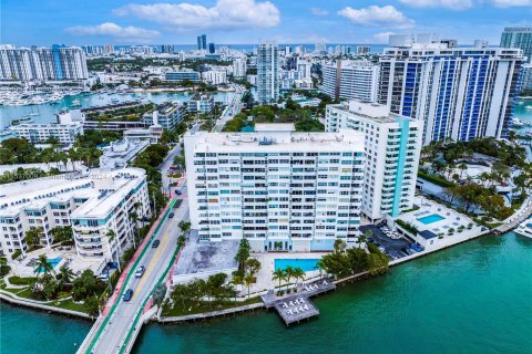 Condominio en venta en Miami Beach, Florida, 1 dormitorio, 79.99 m2 № 1023726 - foto 17