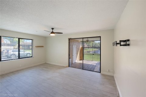 Townhouse in Pembroke Pines, Florida 4 bedrooms, 150.13 sq.m. № 1076491 - photo 5