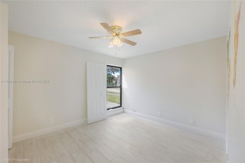 Touwnhouse à vendre à Pembroke Pines, Floride: 4 chambres, 150.13 m2 № 1076491 - photo 12