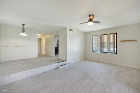 Townhouse in Pembroke Pines, Florida 4 bedrooms, 150.13 sq.m. № 1076491 - photo 4