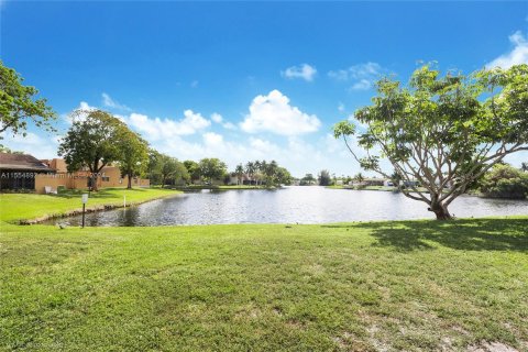 Townhouse in Pembroke Pines, Florida 4 bedrooms, 150.13 sq.m. № 1076491 - photo 17