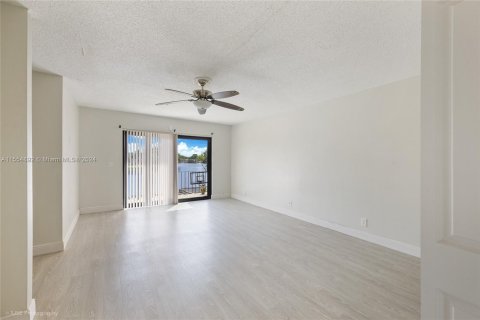 Townhouse in Pembroke Pines, Florida 4 bedrooms, 150.13 sq.m. № 1076491 - photo 8