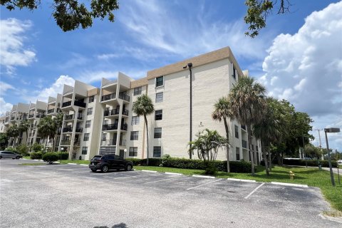 Condo in Tamarac, Florida, 1 bedroom  № 1320975 - photo 17