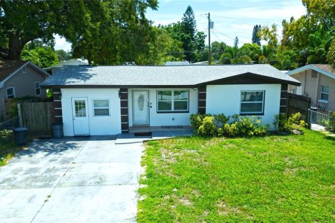 House in Gulfport, Florida 4 bedrooms, 146.6 sq.m. № 1393438 - photo 1