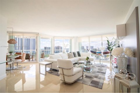 Condo in Sunny Isles Beach, Florida, 2 bedrooms  № 1420141 - photo 2