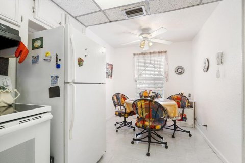 Townhouse in Lake Worth, Florida 2 bedrooms, 134.43 sq.m. № 1034074 - photo 26