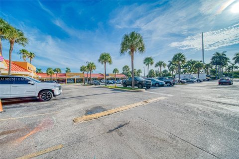 Propiedad comercial en venta en Hialeah, Florida № 1345540 - foto 29