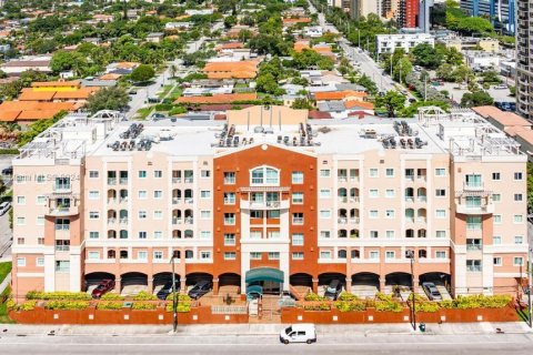 Condo in Miami, Florida, 2 bedrooms  № 1345507 - photo 2