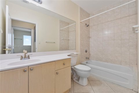 Condo in Miami, Florida, 2 bedrooms  № 1345507 - photo 14