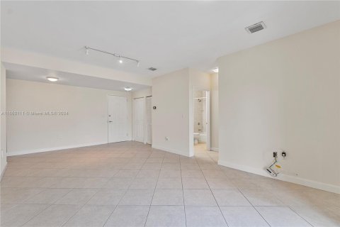 Condo in Miami, Florida, 2 bedrooms  № 1345507 - photo 17