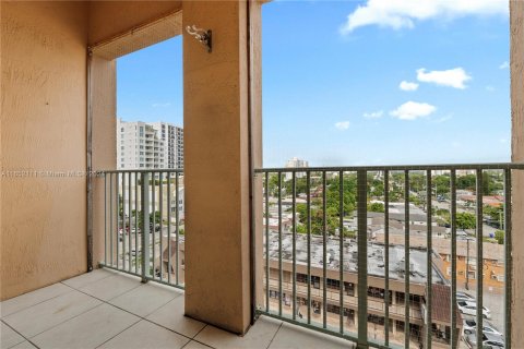 Condo in Miami, Florida, 2 bedrooms  № 1345507 - photo 13