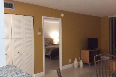 Condo in Lauderhill, Florida, 1 bedroom  № 1060968 - photo 13