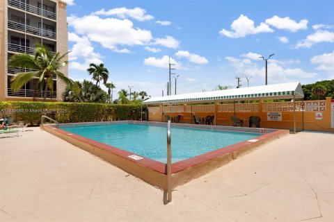 Condo in North Miami Beach, Florida, 1 bedroom  № 1291400 - photo 20