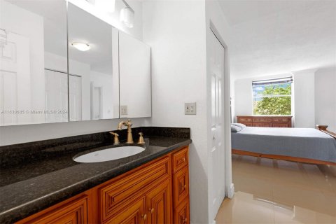 Condo in North Miami Beach, Florida, 1 bedroom  № 1291400 - photo 14