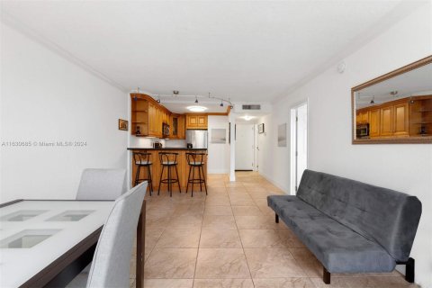 Condominio en venta en North Miami Beach, Florida, 1 dormitorio, 72.28 m2 № 1291400 - foto 4