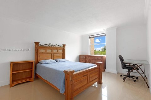 Condo in North Miami Beach, Florida, 1 bedroom  № 1291400 - photo 13