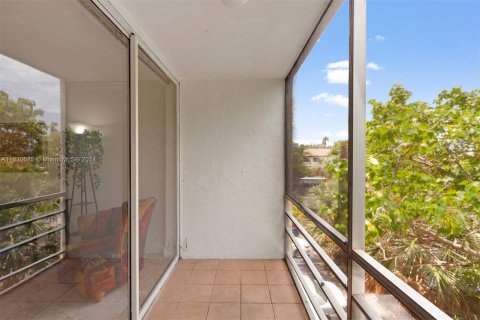 Condo in North Miami Beach, Florida, 1 bedroom  № 1291400 - photo 19